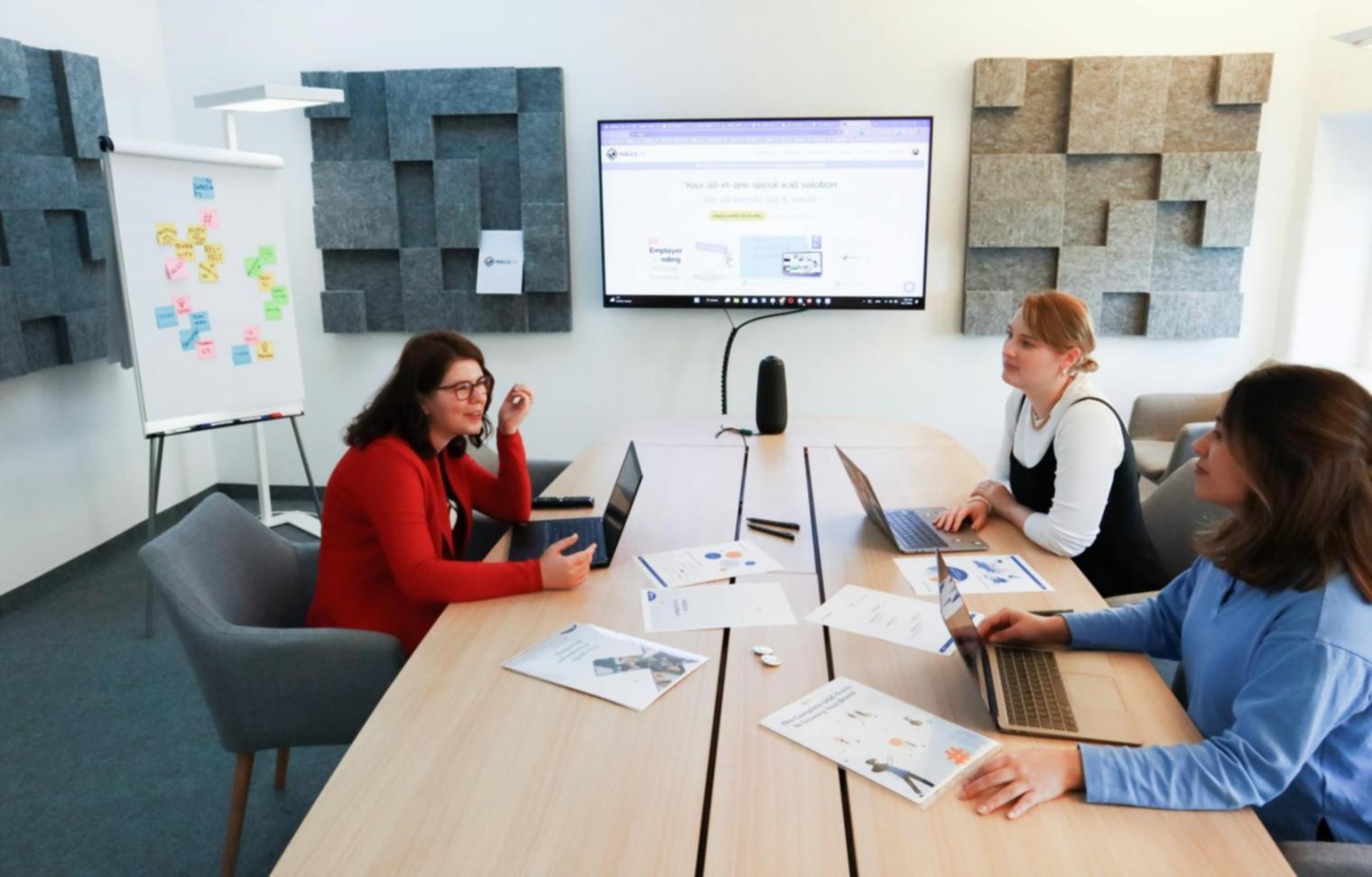 Equipo de golivenarix trabajando en el desarrollo de nuevos programas educativos