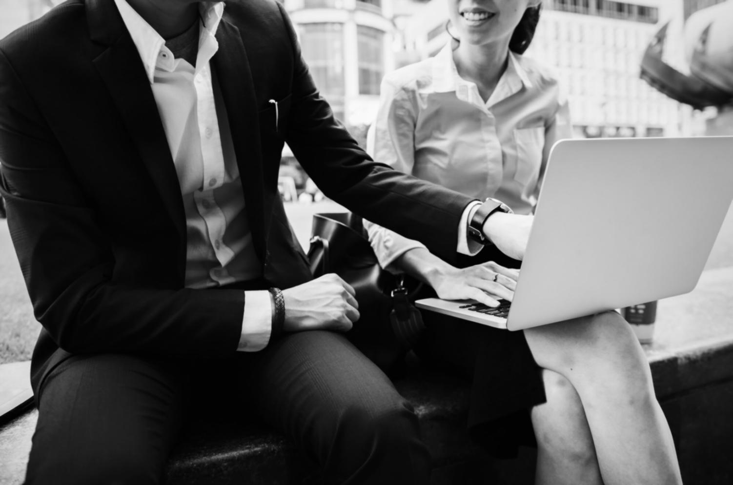 Emprendedores trabajando en estrategias de negocio